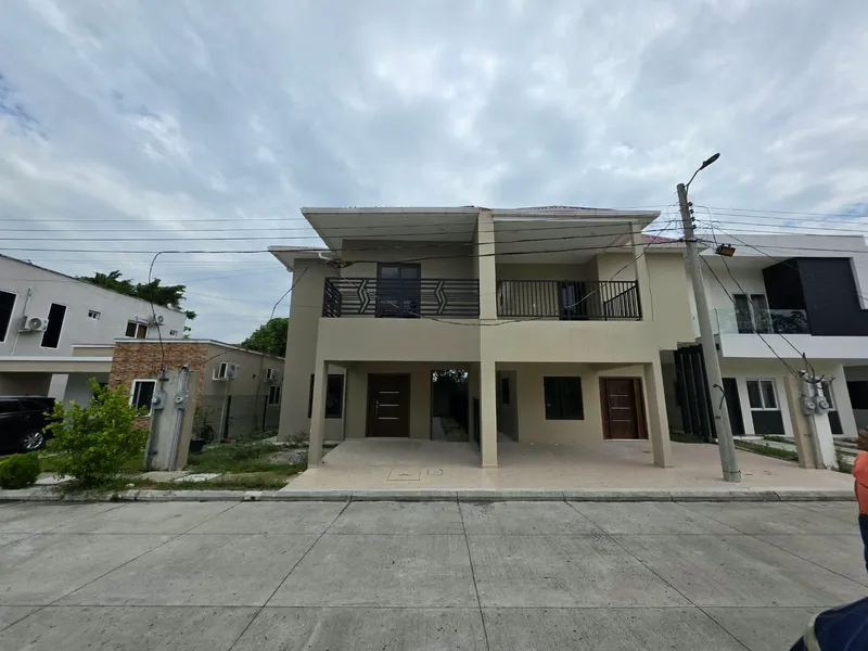 Foto 1 de En Venta Tomwhouse Villa San Lucy, San Pedro Sula