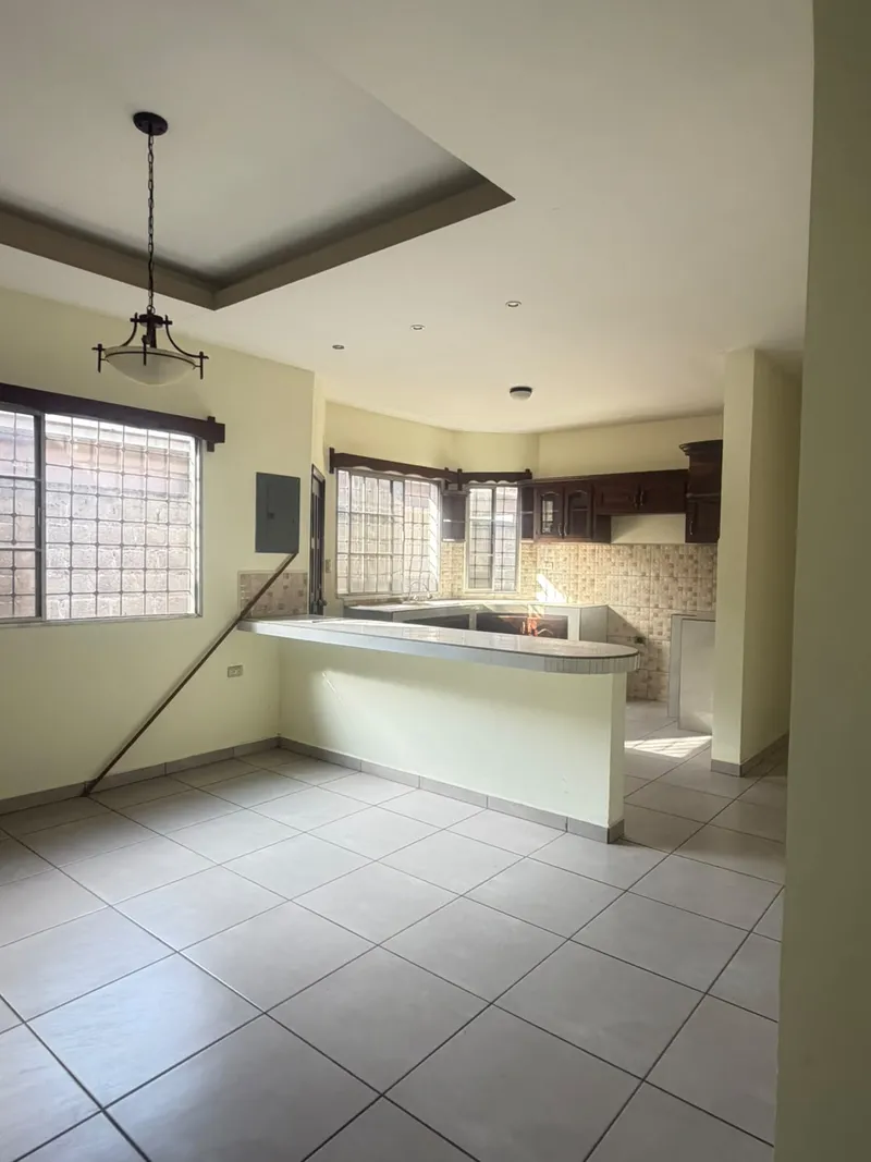 Foto 2 de VENTA DE CASA EN RESIDENCIAL VILLAS PARAISO, San Pedro Sula