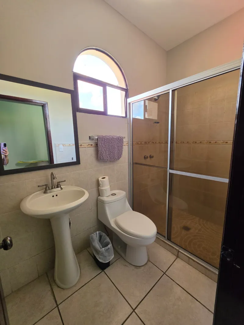 Foto 8 de SE VENDE CASA DE 2 NIVELES EN RES. SAN ROBERTO DE SULA, San Pedro Sula