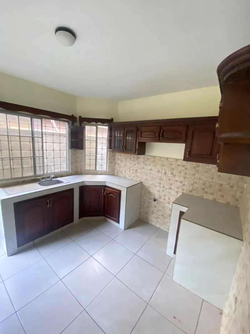 Foto 2 de SE VENDE CASA EN RESIDENCIAL VILLAS PARAISO, San Pedro Sula